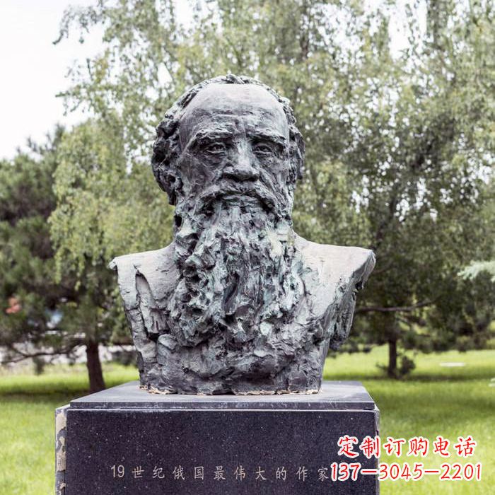 开封19世纪俄国最伟大的作家列夫·尼古拉耶维奇·托尔斯泰雕像
