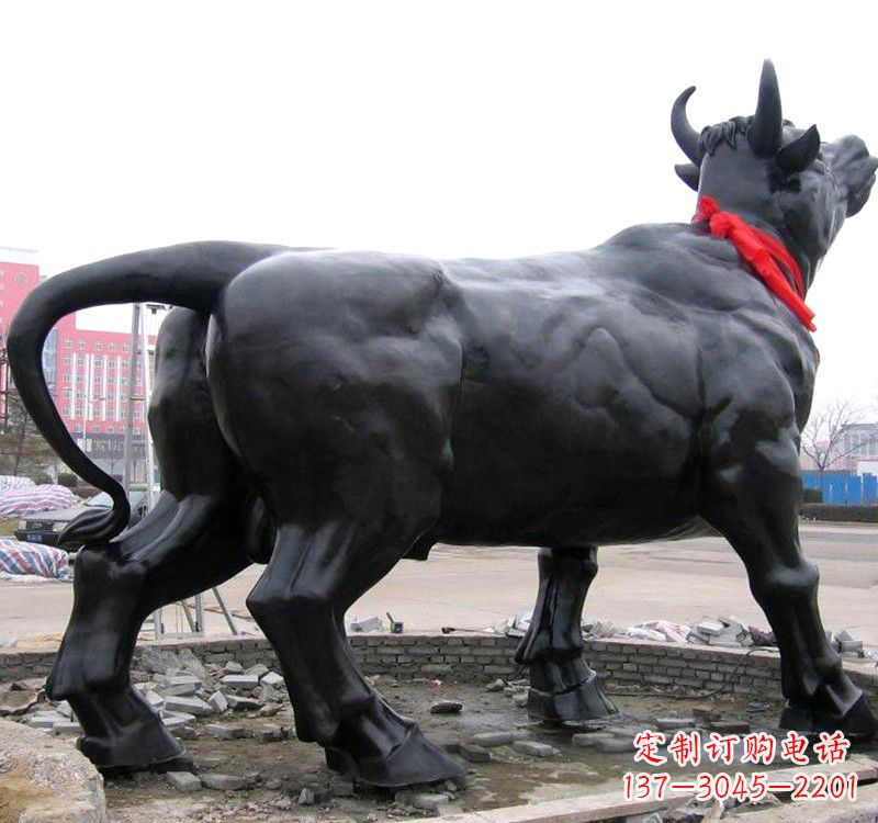 开封昂头的铜雕水牛