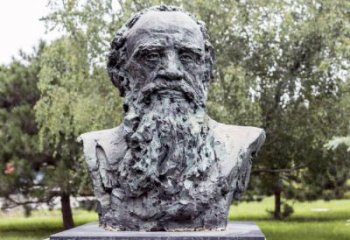 开封19世纪俄国最伟大的作家列夫·尼古拉耶维奇·托尔斯泰雕像