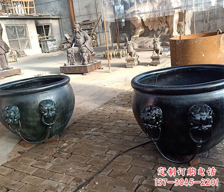 开封铜雕制的水缸摆件