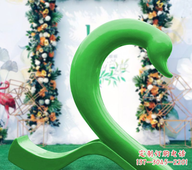 开封新颖抢眼的玻璃钢爱心天鹅雕塑