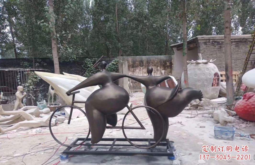 开封玻璃钢抽象情侣骑自行车雕塑公园景观人物雕塑