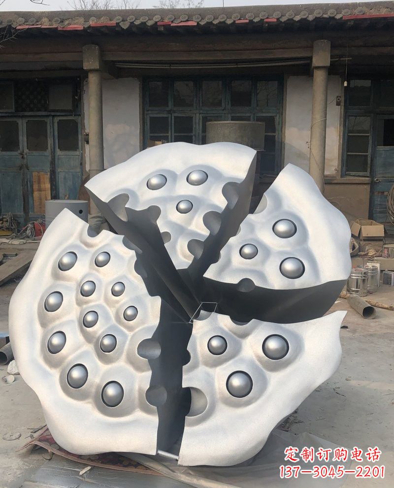 开封玻璃钢莲蓬雕塑美丽的象征