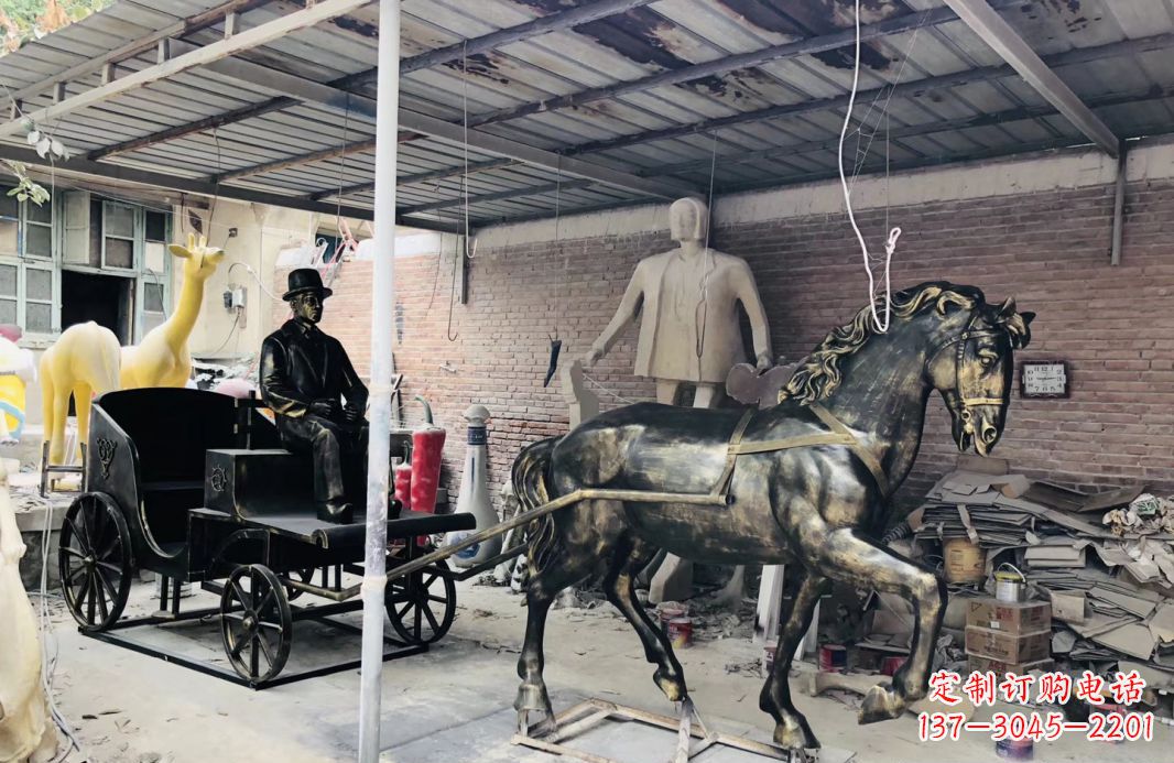 开封玻璃钢仿铜马车雕塑——给广场景观增添绚丽色彩