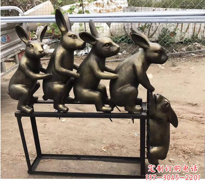 开封玻璃钢兔子雕塑仿铜玩耍的兔子
