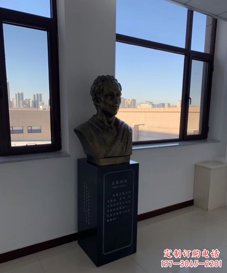 开封玻璃钢仿铜的孟德斯鸠头像雕塑