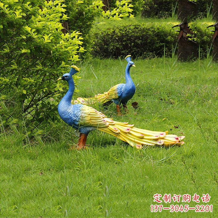 开封玻璃钢孔雀雕塑——艺术点缀公园草坪