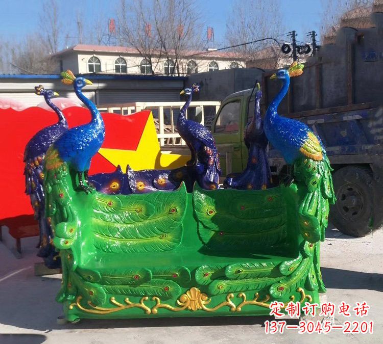开封玻璃钢孔雀雕塑给您带来精美的艺术体验
