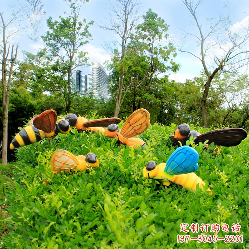 开封公园草丛中的蜜蜂雕塑
