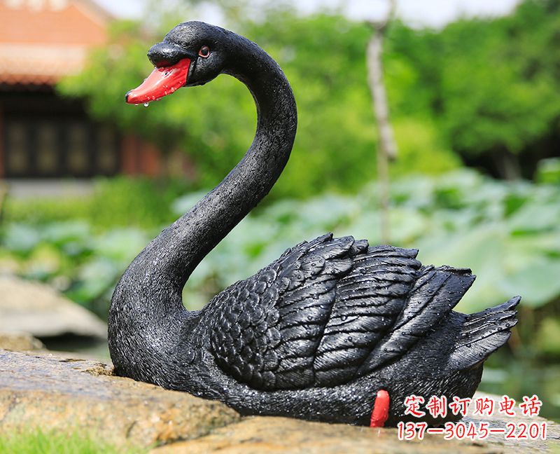 开封玻璃钢雕刻的黑色天鹅——美丽宁静的公园园林摆件