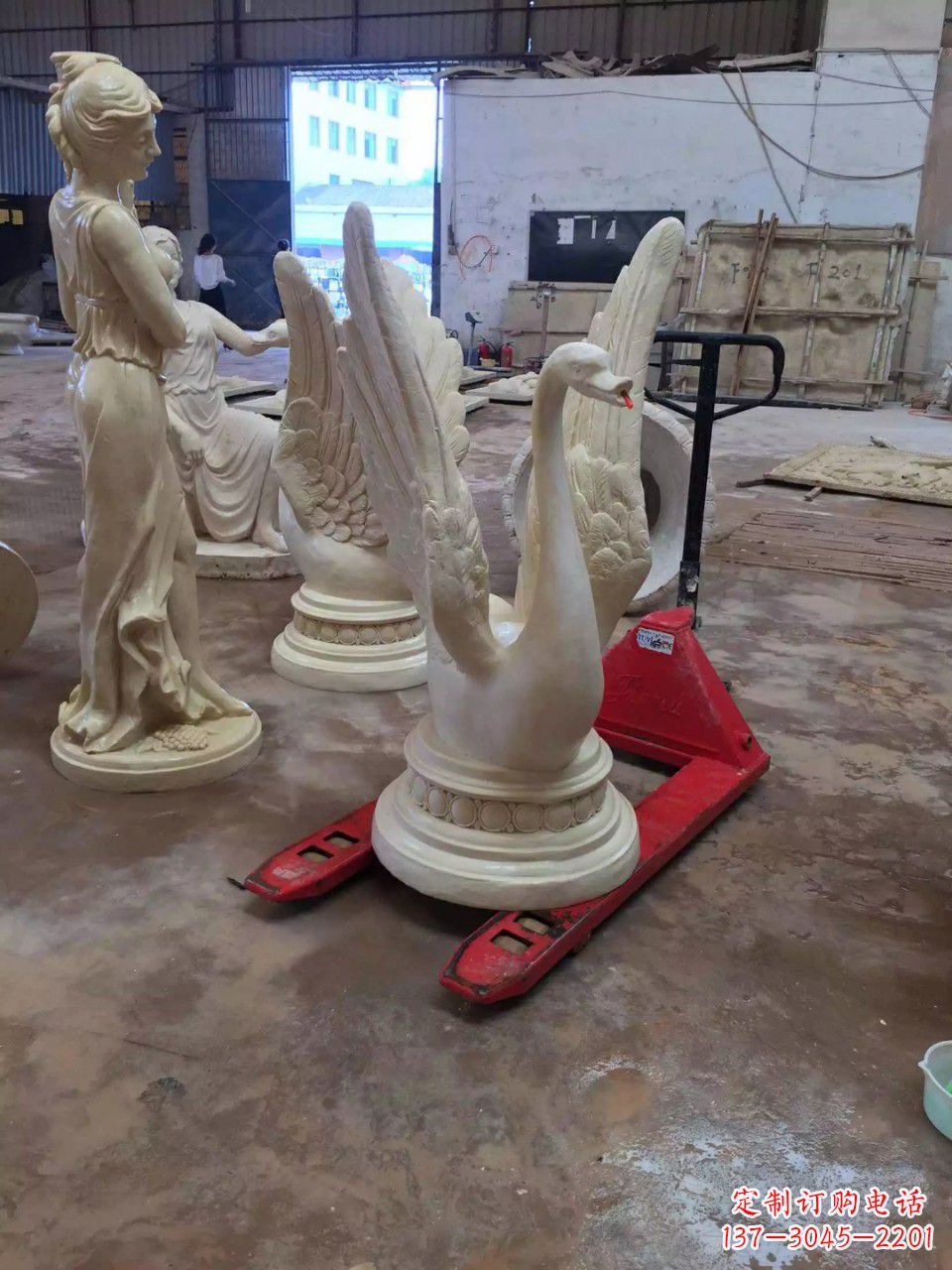 开封玻璃钢制作的天鹅雕塑