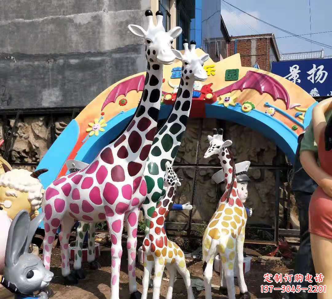 开封玻璃钢材质的长颈鹿雕塑——点缀公园景观