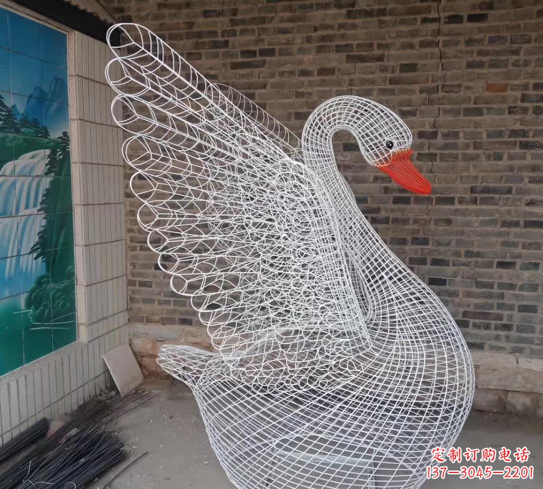 开封不锈钢制天鹅雕塑象征着和谐与美好