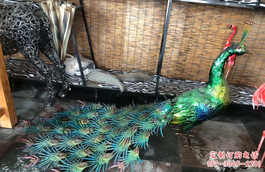 开封不锈钢彩色景观孔雀雕塑