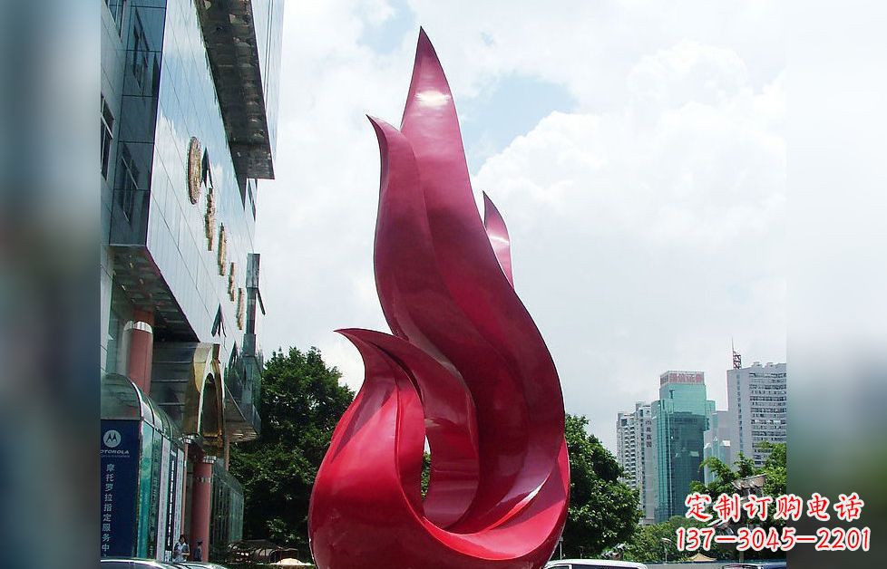 开封孔雀广场的不锈钢雕塑