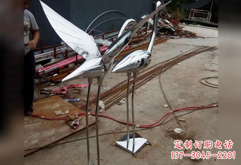 开封不锈钢仙鹤雕塑象征着美丽与和谐