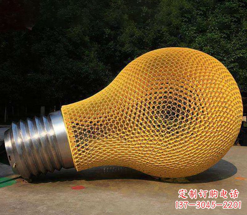 开封不锈钢灯泡雕塑灯光下的美丽