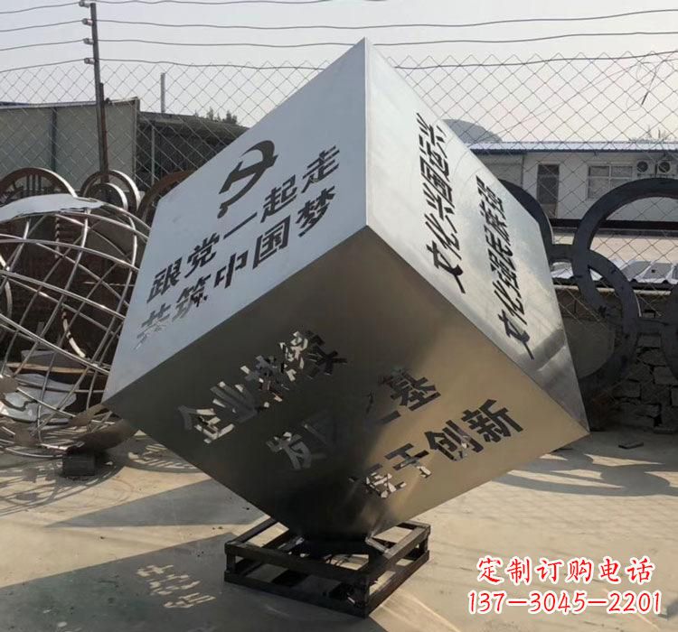 开封不锈钢灯饰魔方雕塑——精妙艺术
