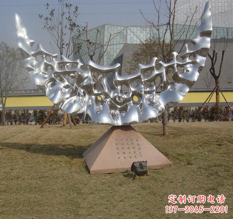 开封不锈钢月亮雕塑象征着无尽的美丽
