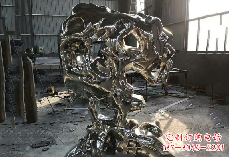 开封太湖石雕塑不锈钢公园的镜面之美