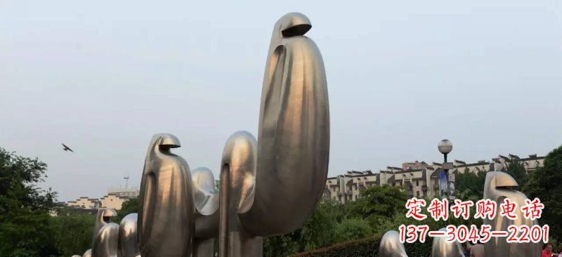 开封不锈钢广场上的骆驼雕塑