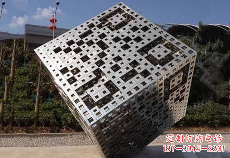 开封不锈钢广场上的魔方雕塑