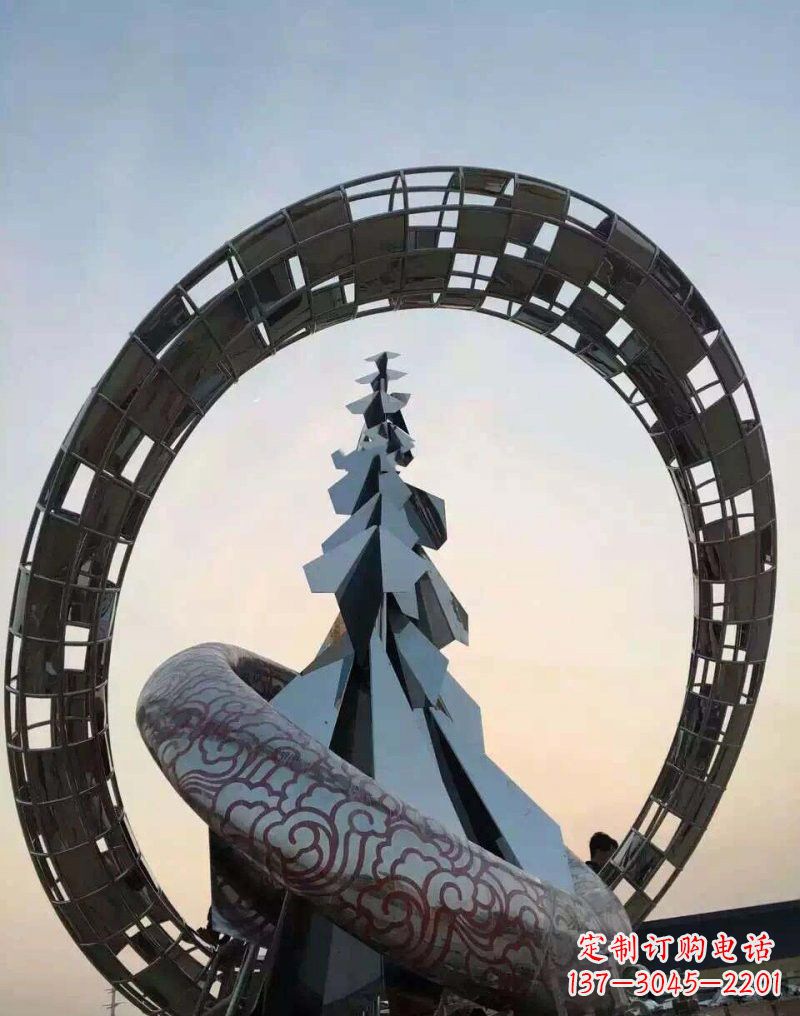 开封不锈钢广场上的松树雕塑