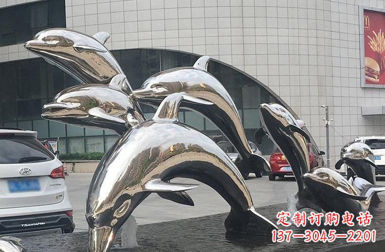 开封海豚雕塑——不锈钢广场上的跳跃动态