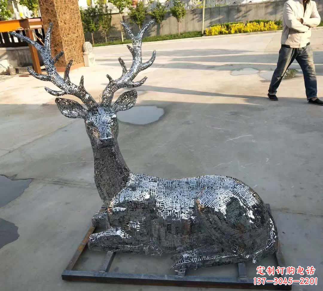 开封梅花鹿雕塑点缀不锈钢广场星空
