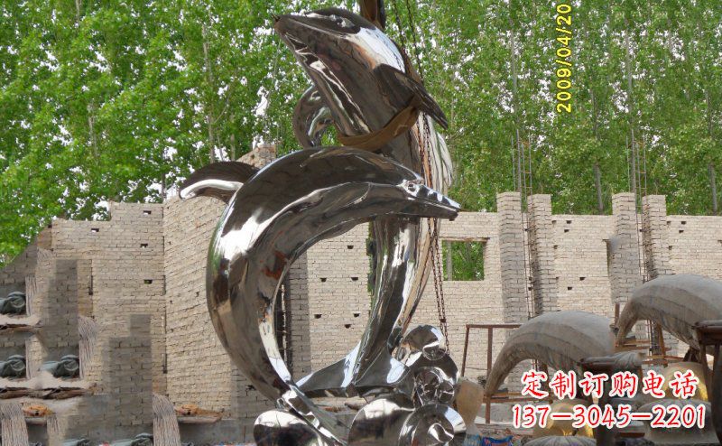 开封海豚之美不锈钢海边雕塑