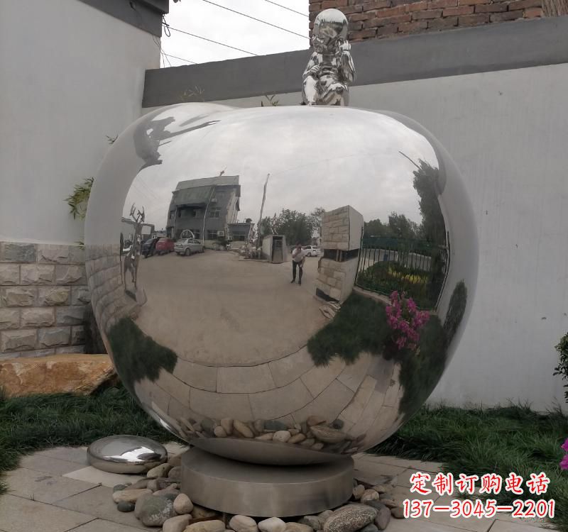 开封不锈钢金色苹果雕塑古典与现代的结合