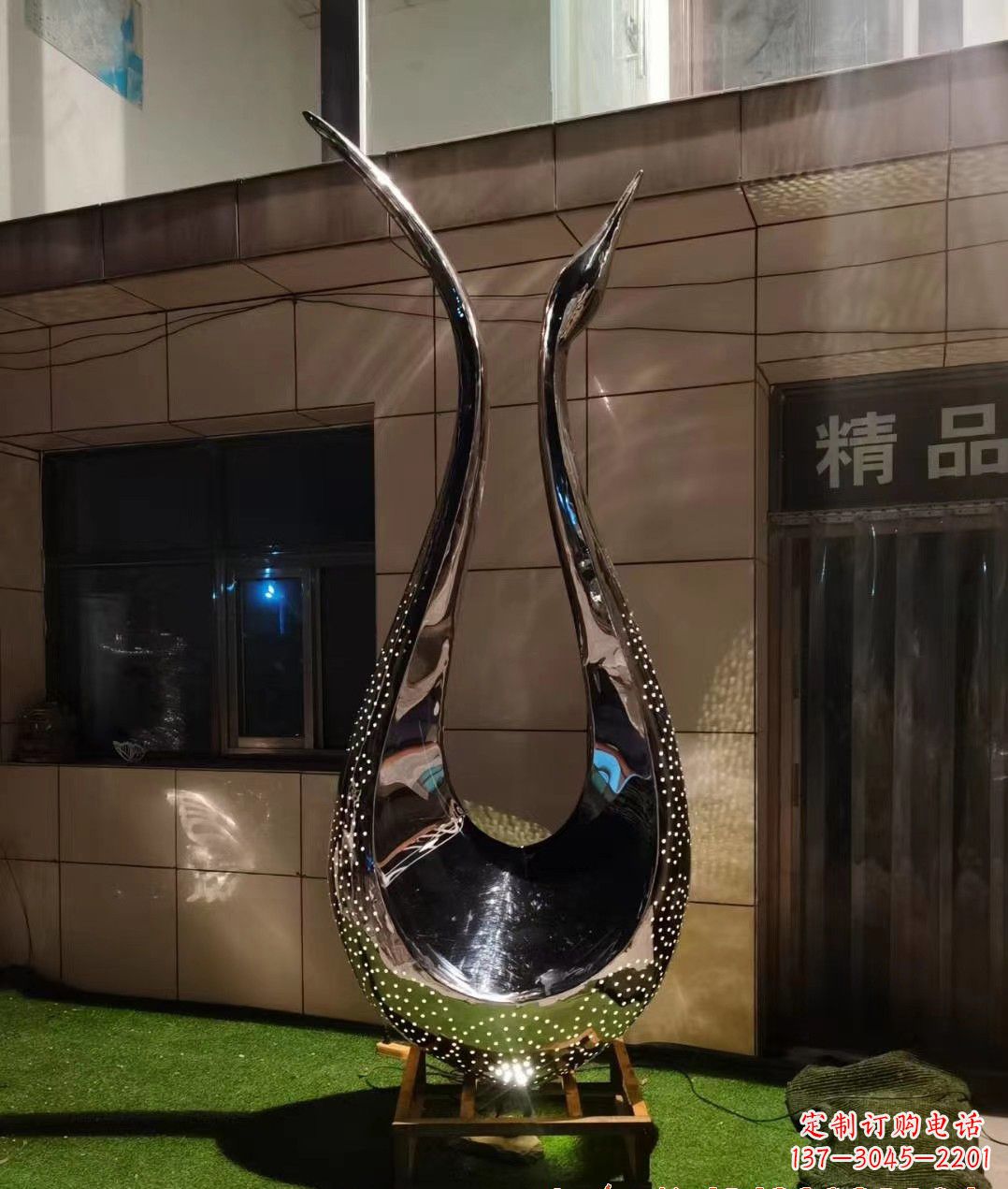 开封不锈钢镜面天鹅雕塑——象征着美丽与坚强