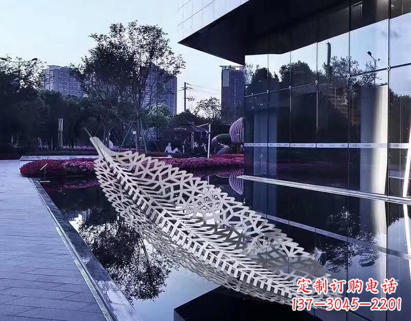 开封不锈钢镂空树叶雕塑——精致美观的艺术精品