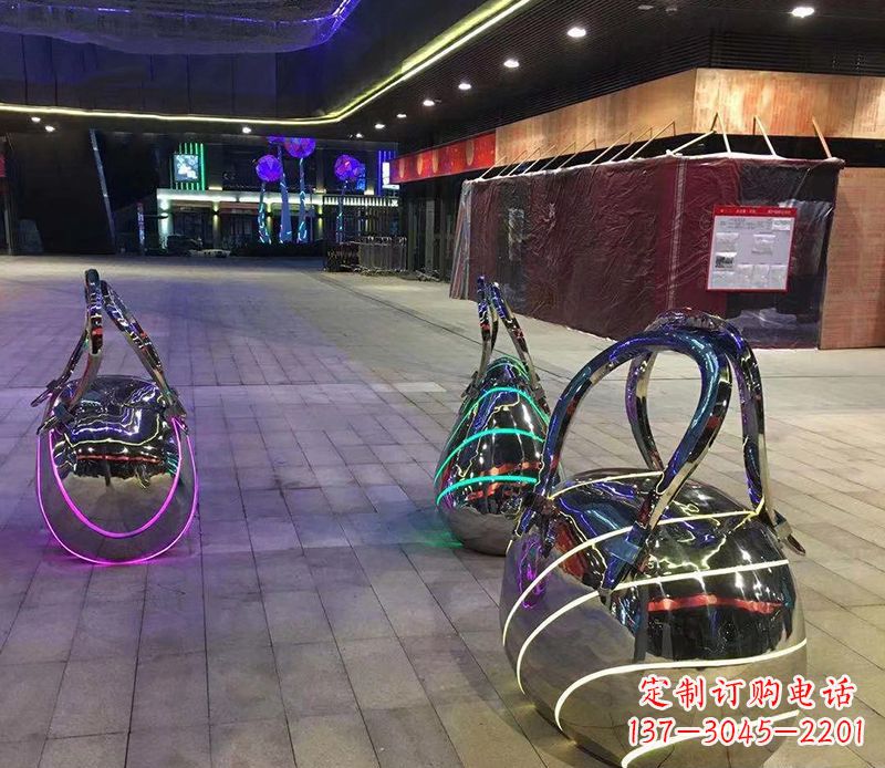 开封不锈钢手提包雕塑