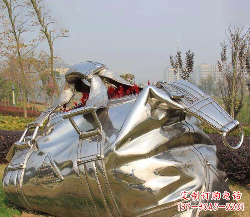 开封不锈钢手提包雕塑1