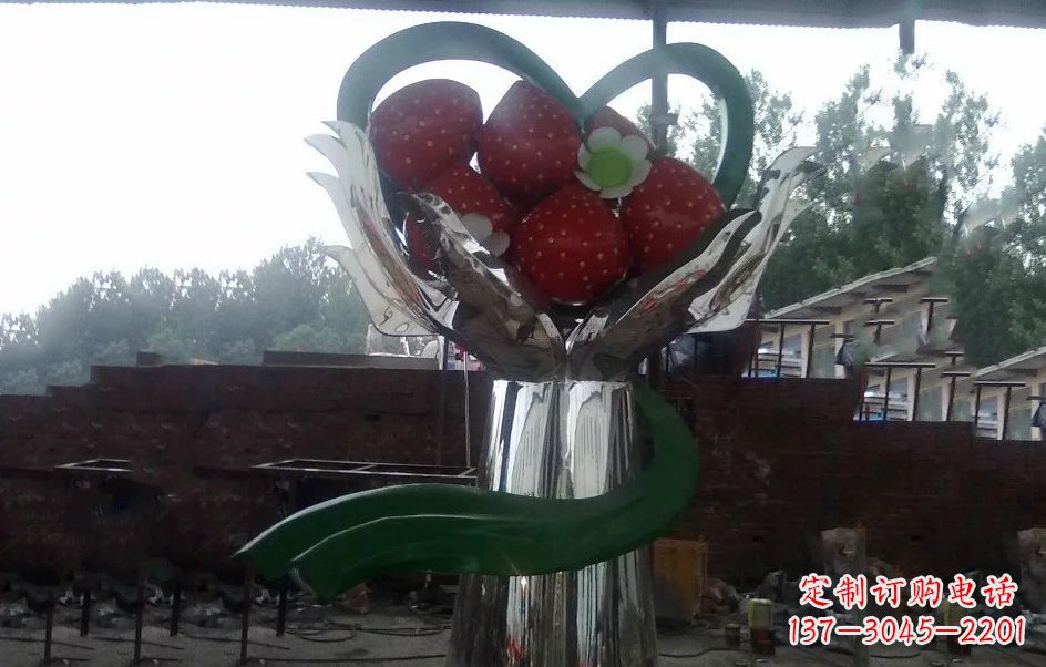 开封不锈钢水果草莓雕塑