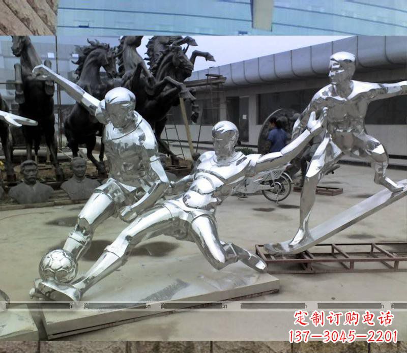 开封玩足球的不锈钢雕塑