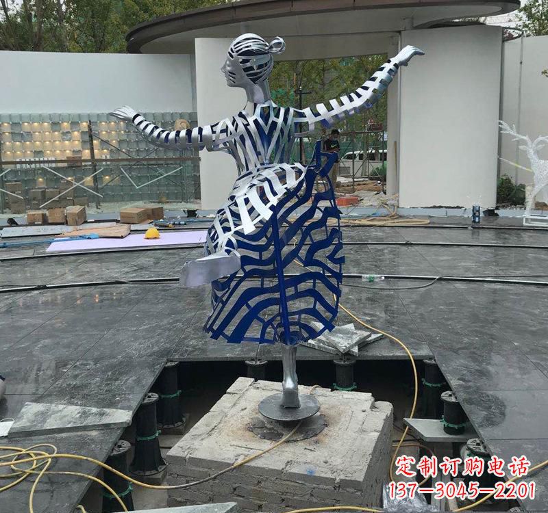 开封不锈钢女孩——精美雕塑
