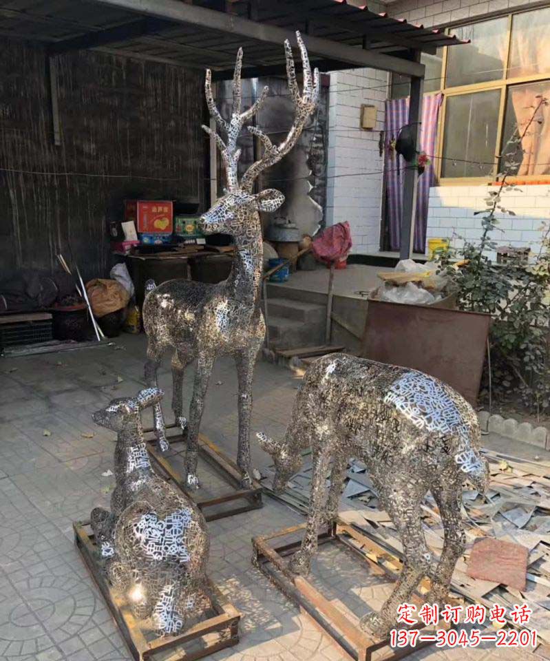 开封不锈钢庭院里的梅花鹿雕塑