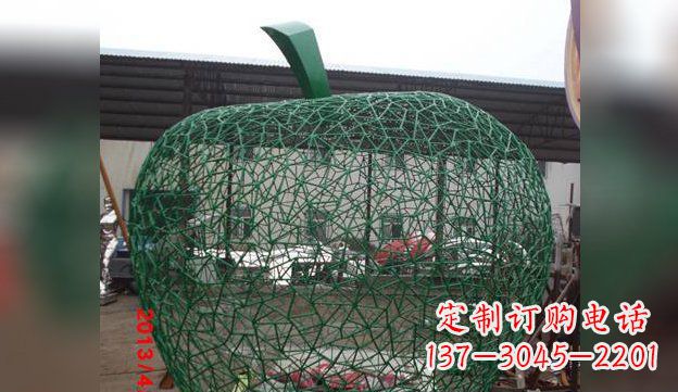 开封不锈钢网制作的苹果雕塑——精致且耐久
