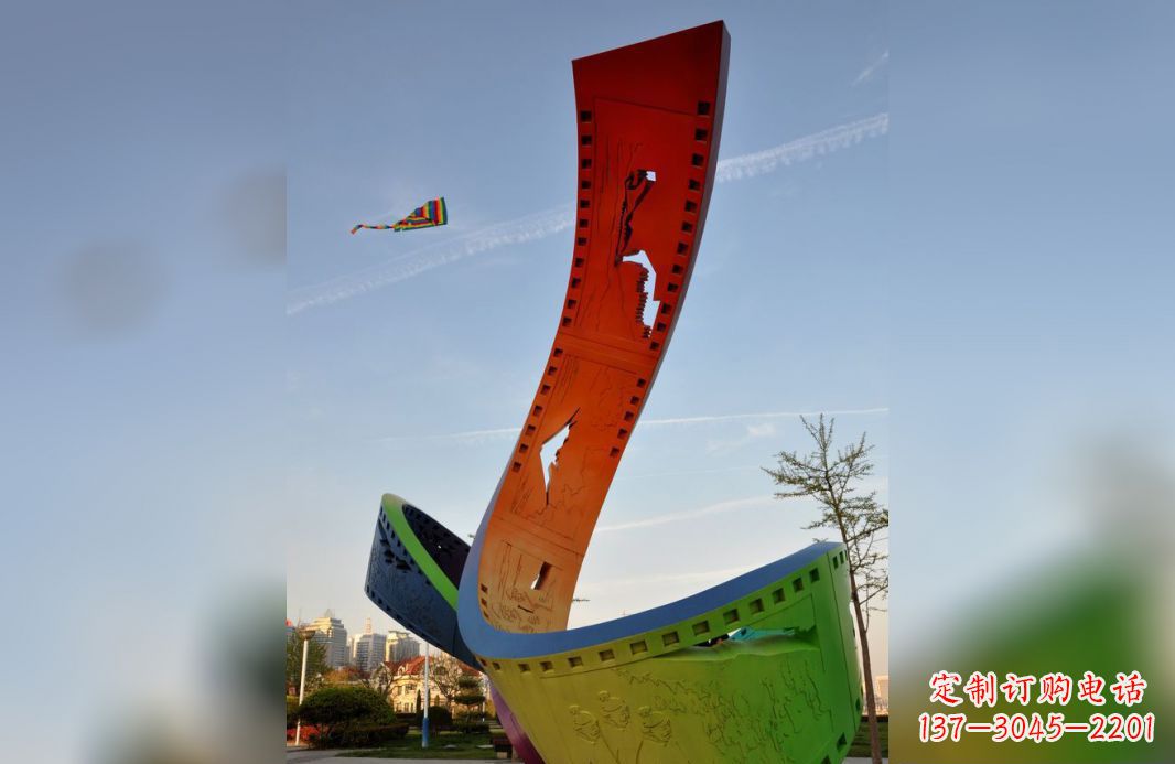 开封不锈钢五彩胶卷广场雕塑——现代美学的象征
