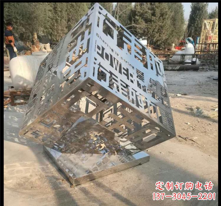 开封不锈钢艺术镂空魔方雕塑给空间带来新的灵感