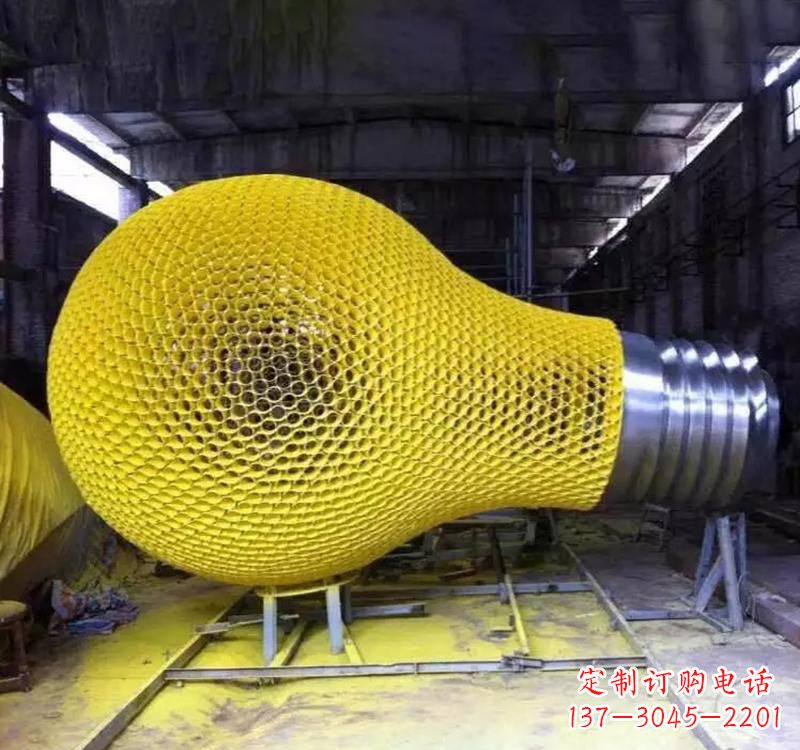 开封不锈钢灯泡雕塑精美而又抢眼