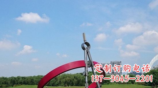 开封不锈钢圆规雕塑环绕着美景