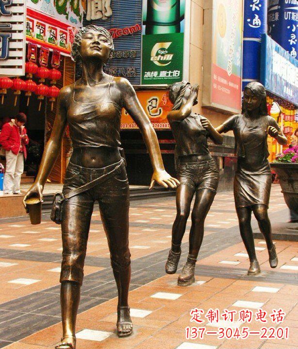 开封步行街逛街的女孩以铜雕的形式永久保存