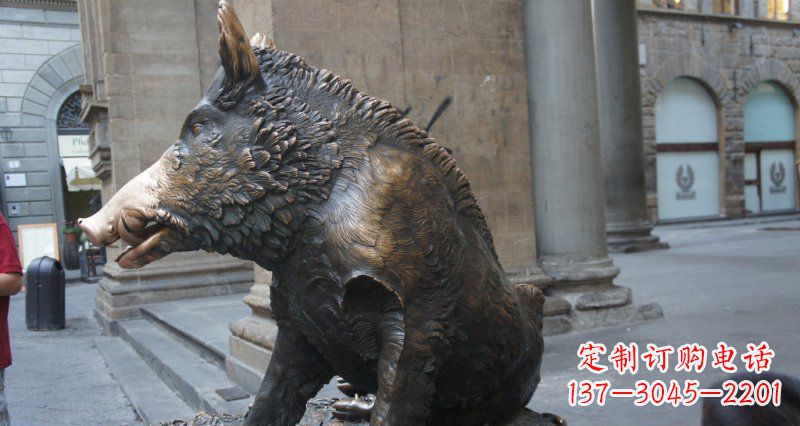 开封野猪雕塑给步行街带来美丽风景
