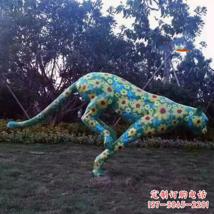 开封玻璃钢彩绘豹子雕塑艺术与自然的完美结合
