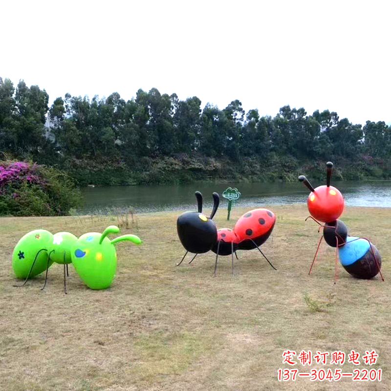 开封彩绘玻璃钢蚂蚁雕塑——精致又充满动感