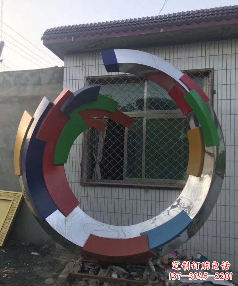 开封绚烂多彩的不锈钢圆环雕塑