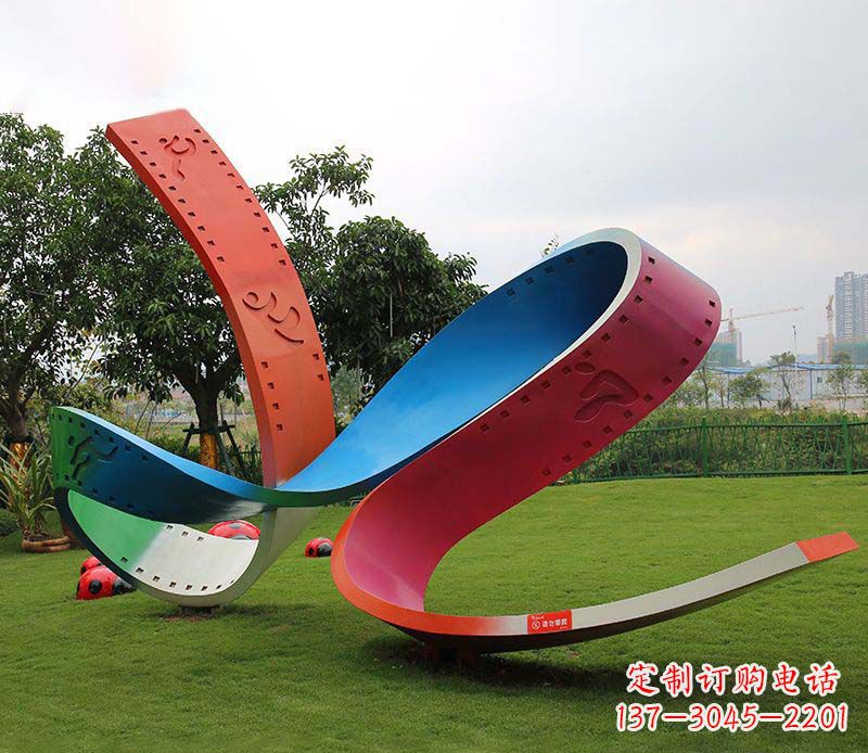 开封动态彩色不锈钢胶卷雕塑